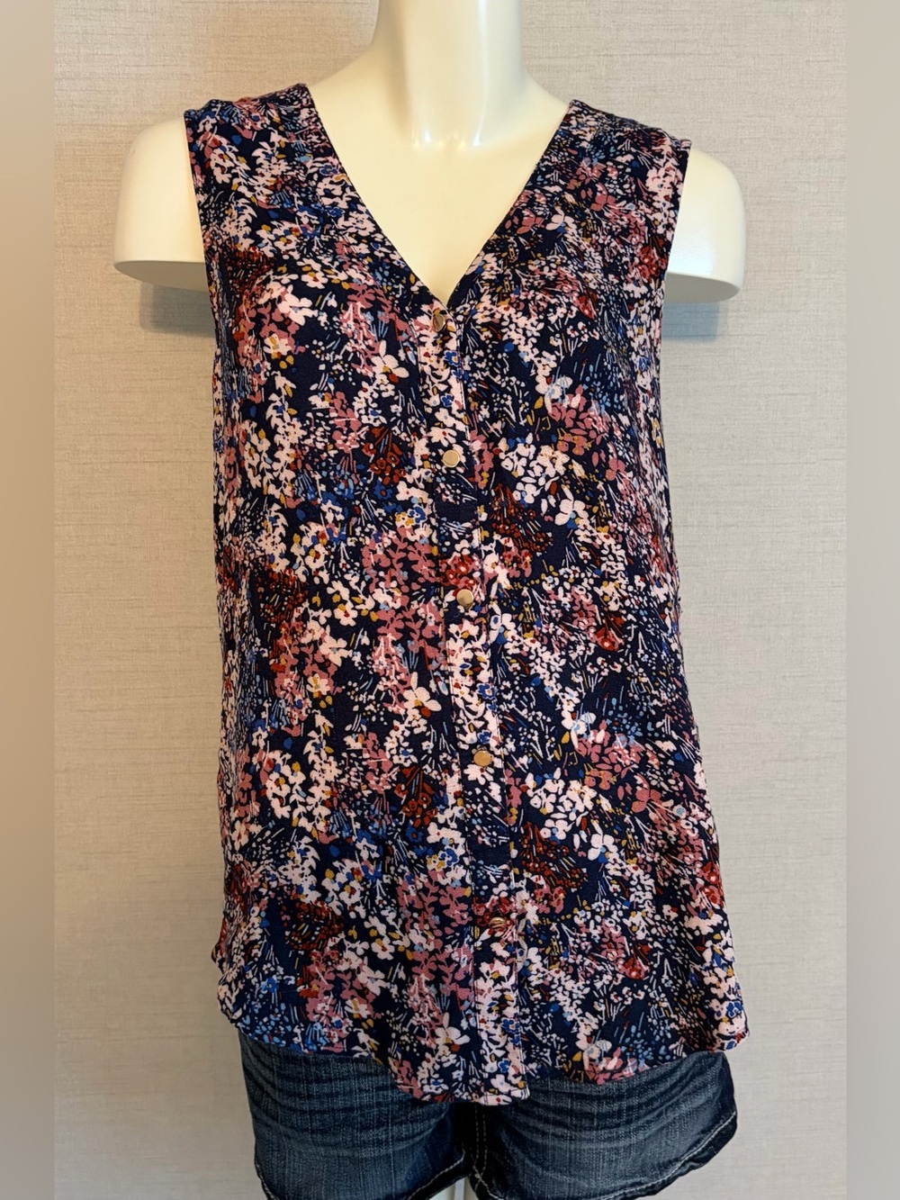 Women’s Medium Maurices Floral V-Neck Sleeveless Top